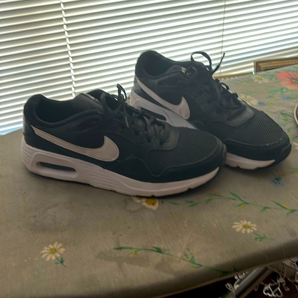 Black and white Nike Airmax women's